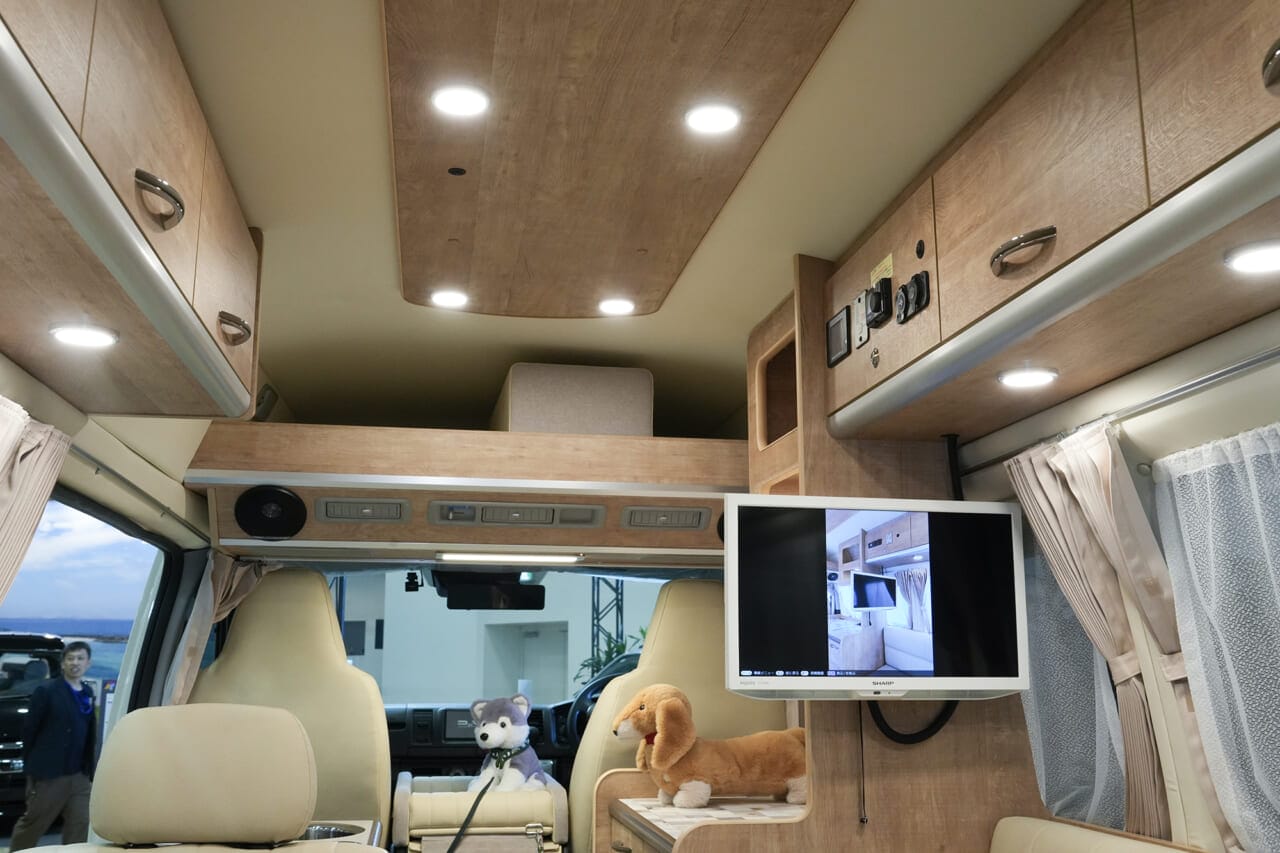 ｜エアコン完備で愛犬ベット付き。老舗が本気で造ったハイエースキャンパーは、まさに移動できる“ペットホテル”です。