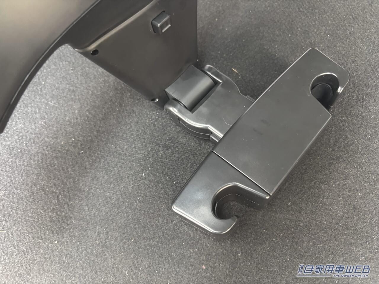 クラフトワークスのヘッドレストの取り付け部分|「劇的に向上した…」簡単装着で愛車が激変。これからの季節は特に有効。「マジで買ってよかった…。コレはもう手放せませんわ」