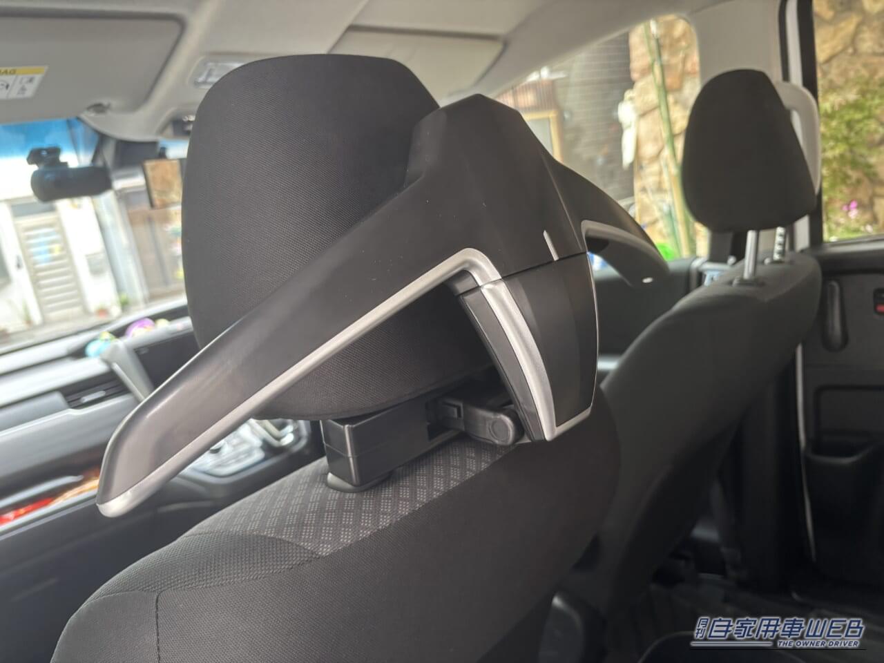 クラフトワークスのヘッドレストを実際に取り付けた状態|「劇的に向上した…」簡単装着で愛車が激変。これからの季節は特に有効。「マジで買ってよかった…。コレはもう手放せませんわ」