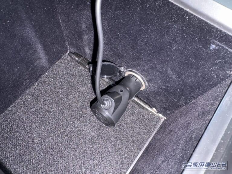 FMトランスミッターのシガープラグを、ソケットに差し込んだ写真。｜「衝動買いしたら大正解でした」多機能なのにリーズナブル。あらゆるクルマに対応する超優秀なガジェットを紹介！