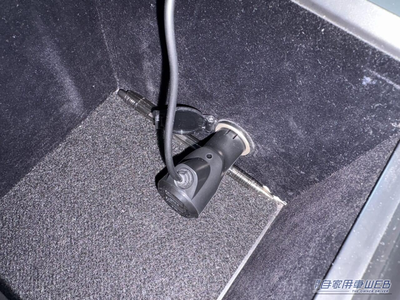 FMトランスミッターのシガープラグを、ソケットに差し込んだ写真。｜「衝動買いしたら大正解でした」多機能なのにリーズナブル。あらゆるクルマに対応する超優秀なガジェットを紹介！