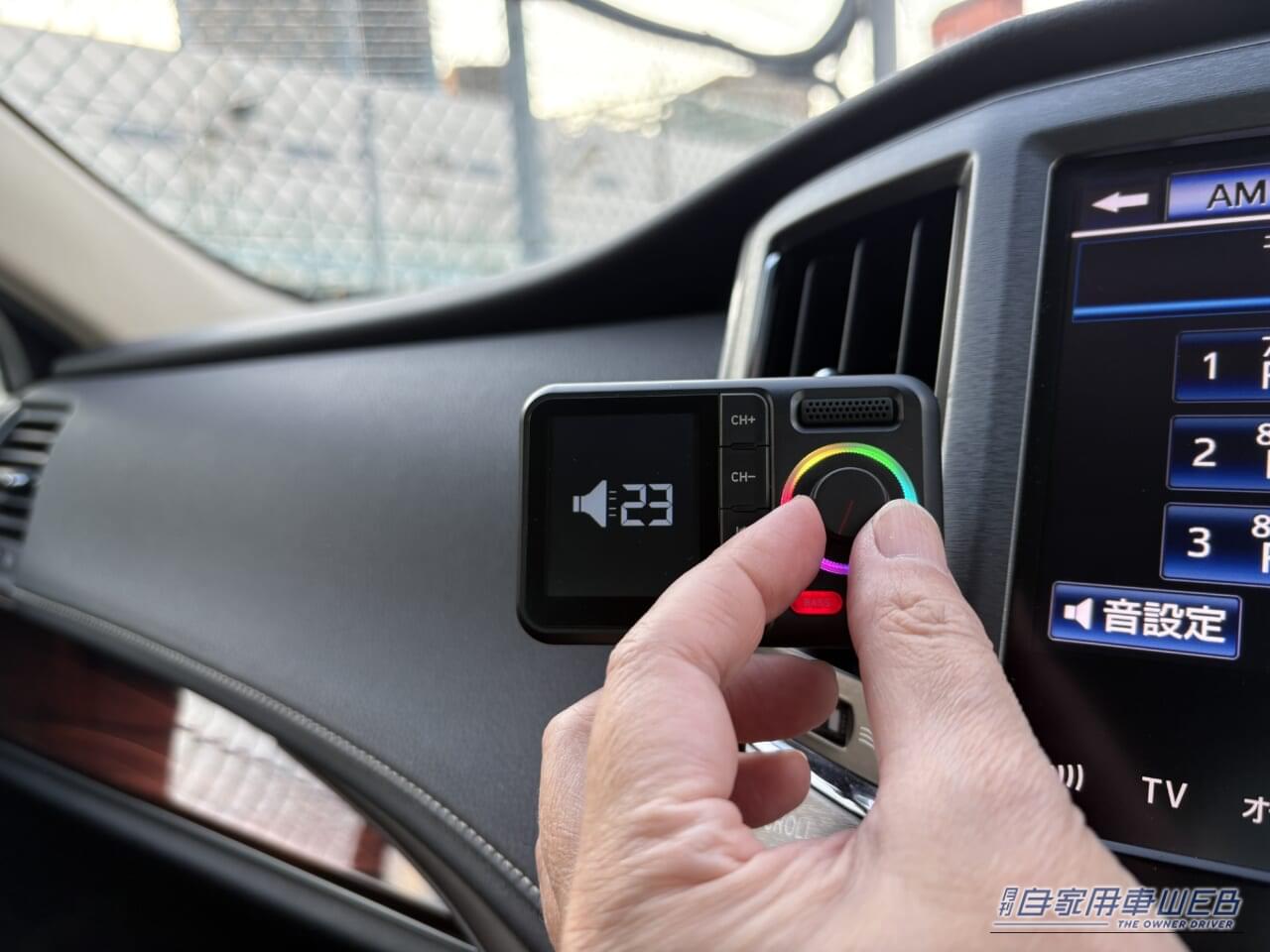 HUNDRUPのFMトランスミッターのジョグダイヤルを操作中｜「衝動買いしたら大正解でした」多機能なのにリーズナブル。あらゆるクルマに対応する超優秀なガジェットを紹介！