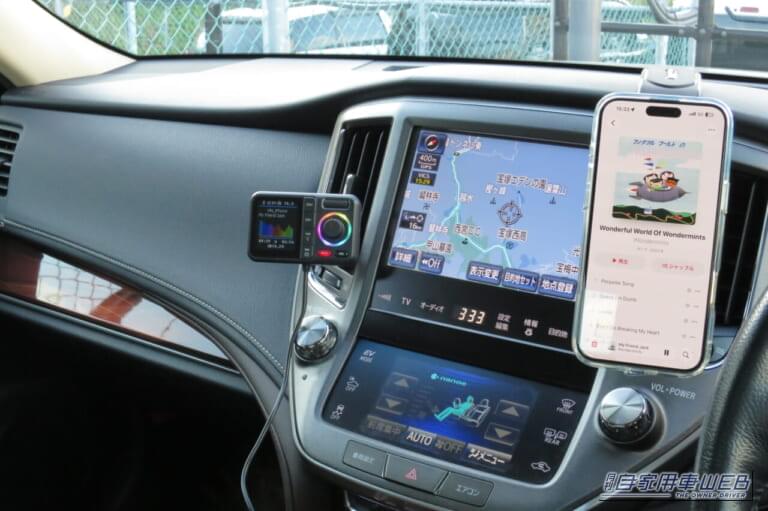 HUNDRUPのFMトランスミッターを車内に設置した状態｜「衝動買いしたら大正解でした」多機能なのにリーズナブル。あらゆるクルマに対応する超優秀なガジェットを紹介！