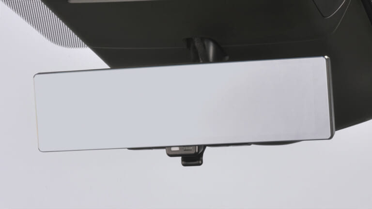 日産車に採用されているタイプの電子ルームミラー。|「そこに付けるんだ…?」「ピッタリはまるね」業界初のアイテムで運転の不安を解消! 使わないときは折り畳んで収納! アイデアカーグッズを紹介!