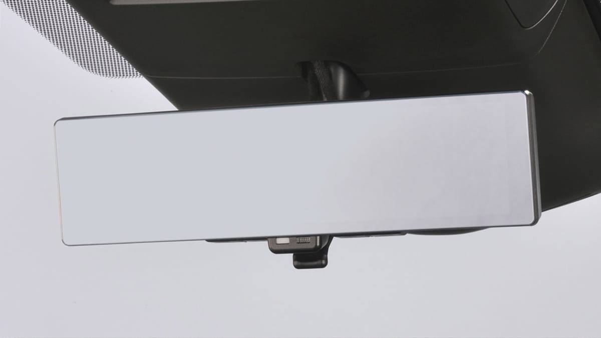日産車に採用されているタイプの電子ルームミラー。｜「そこに付けるんだ…？」「ピッタリはまるね」業界初のアイテムで運転の不安を解消！ 使わないときは折り畳んで収納！ アイデアカーグッズを紹介！