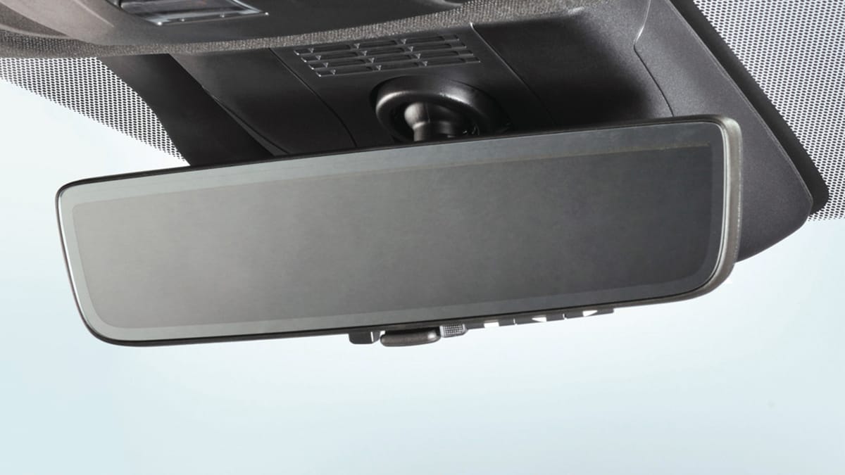 トヨタ車に採用されているタイプの電子ルームミラー。|「そこに付けるんだ…?」「ピッタリはまるね」業界初のアイテムで運転の不安を解消! 使わないときは折り畳んで収納! アイデアカーグッズを紹介!