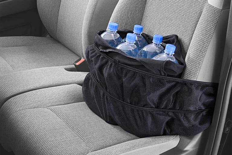 カーメイトのCZ502 座席につける荷物固定ネットで、2Lのペットボトルを5本固定した写真｜「そうやって使うんだ？」「確かに理にかなってる…」あらゆる車種に対応。すぐに取り付けたいアイデア カーグッズを紹介