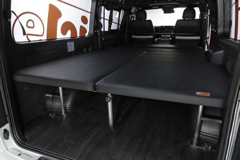 ベッドは2名就寝でも十分なスペース。高さ調整も可能でベッド下に積載する荷物に合わせることができる。|「これは卑怯…好きに決まってる」趣味全開な大人にブッ刺さる、ワイルドなデザイン。釣り人が釣られる超絶特化型キャンピングカー。