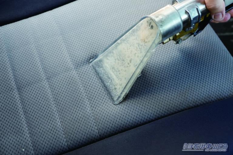 リンサークリーナーでシートを洗浄する作業風景|「ゴッソリ取れた…」お湯を吹き付けて同時に吸引したら茶色い水が…。アナタのクルマも多分ヤバい。意外に簡単にできるシートの洗浄法を解説