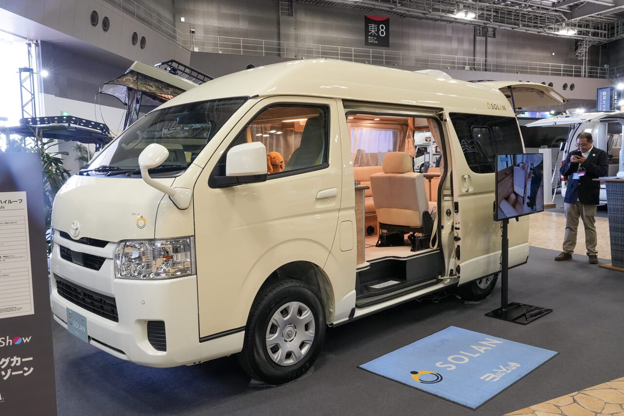 ｜エアコン完備で愛犬ベット付き。老舗が本気で造ったハイエースキャンパーは、まさに移動できる“ペットホテル”です。