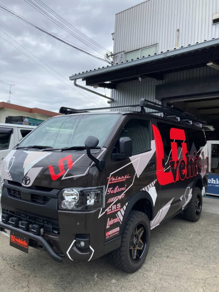 ベース車はトヨタ•ハイエース。釣り仕様のユーアイビークル デモカーは2パターン用意されている。|「これは卑怯…好きに決まってる」趣味全開な大人にブッ刺さる、ワイルドなデザイン。釣り人が釣られる超絶特化型キャンピングカー。