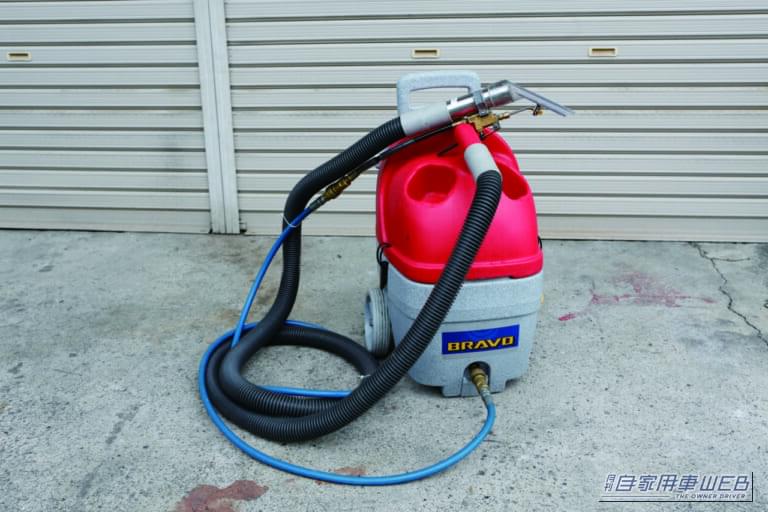 BRAVO 車内洗浄マシン｜「ゴッソリ取れた…」お湯を吹き付けて同時に吸引したら茶色い水が…。アナタのクルマも多分ヤバい。意外に簡単にできるシートの洗浄法を解説