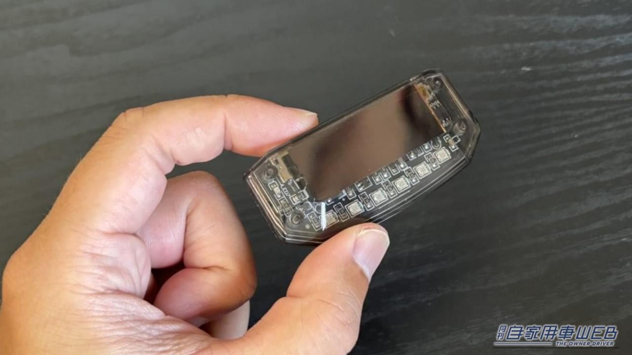 「思わず目に入る」神グッズはコンパクトなのに効果は十分。ソーラー充電&センサー搭載な高機能モデル。