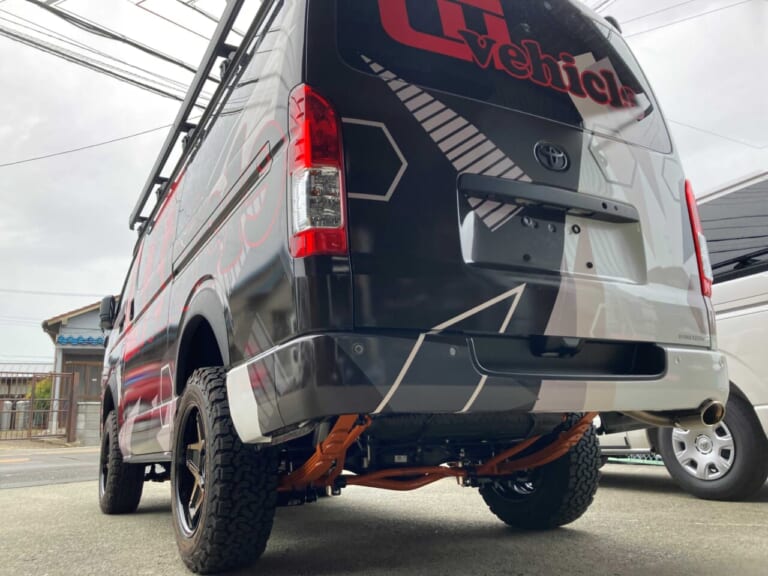 ハイエースの乗り心地改善『足回りパーツ4点セット』の内容は、フロント強化スタビライザー、リア追加スタビライザー、コンフォートショックアブソーバー、オプティマリーフの4つ。ちらりと見えるオレンジのパーツが車好きの心を弾ませる。|「これは卑怯…好きに決まってる」趣味全開な大人にブッ刺さる、ワイルドなデザイン。釣り人が釣られる超絶特化型キャンピングカー。