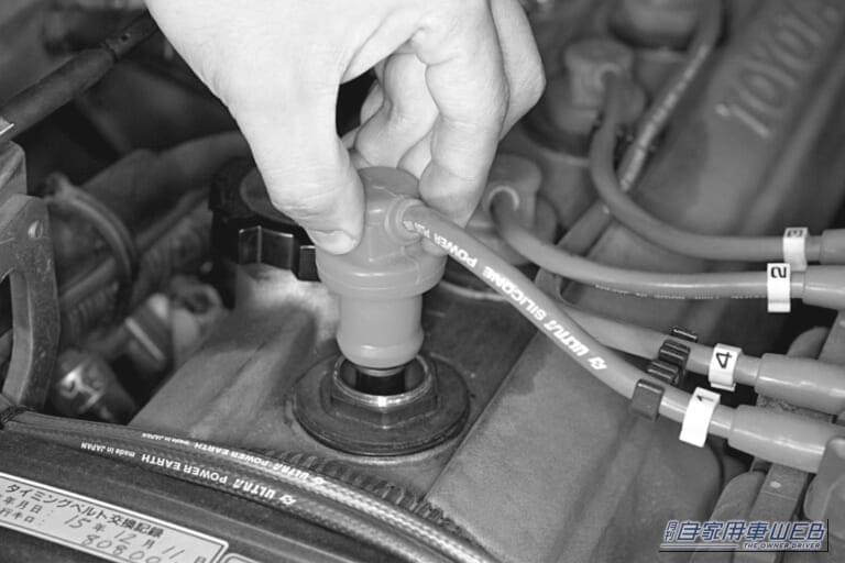 スパークプラグ交換作業。プラグキャップを外す｜「実は、寿命は2〜3万km」「長寿命品なら10万kmまでOK」定期交換がオススメの超重要パーツ。ウチのクルマはどっちだっけ…？