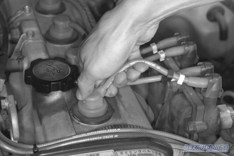 スパークプラグ交換作業。プラグキャップを外す｜「実は、寿命は2〜3万km」「長寿命品なら10万kmまでOK」定期交換がオススメの超重要パーツ。ウチのクルマはどっちだっけ…？