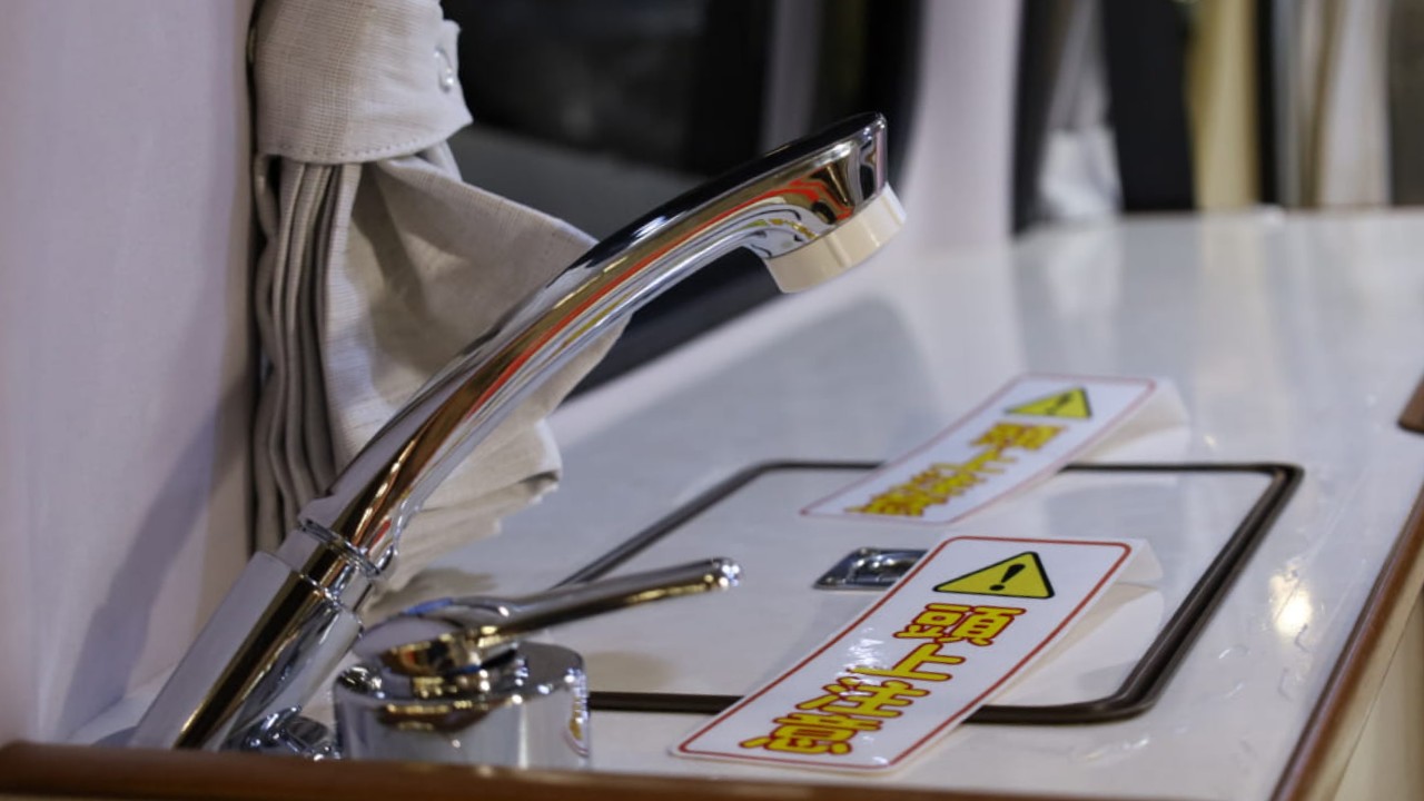 「えぇーっ もはや家だぞ…」普通のトヨタ車と思いきや…暮らせるレベルの車内に驚いた。キッチン・冷蔵庫・クーラー・電源にベッドまで!