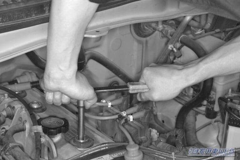 スパークプラグ交換作業。｜「実は、寿命は2〜3万km」「長寿命品なら10万kmまでOK」定期交換がオススメの超重要パーツ。ウチのクルマはどっちだっけ…？