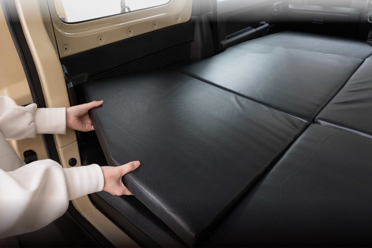 クラフトワークスのフラットマットをジムニーに設置した状態|「えっ…広すぎ…」「これがホントに軽?」 スズキの大人気車がとんでもない広さに変身! お手軽キットを紹介