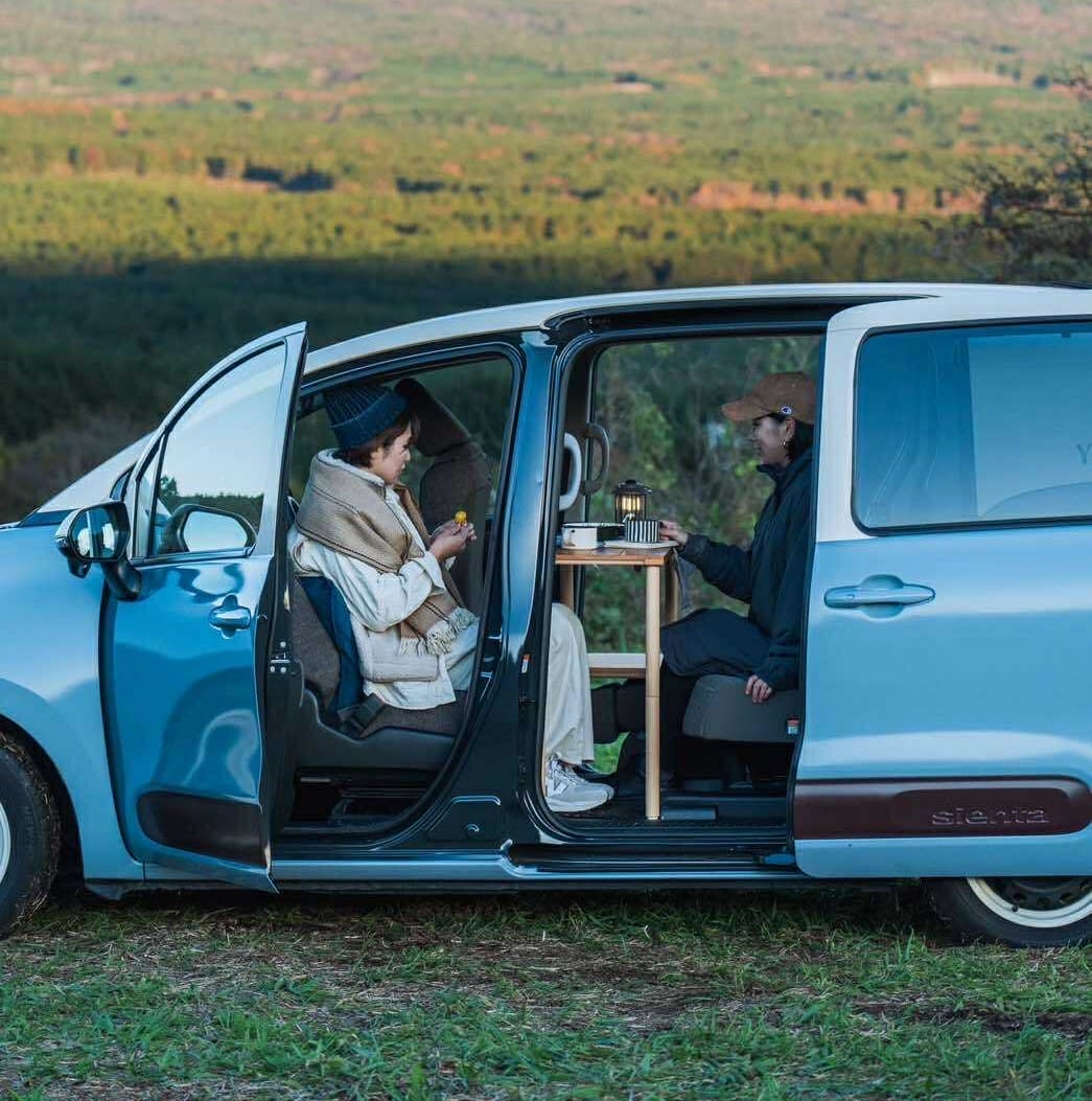 ｜トヨタ・ミニバン「回転する座席」に注目！「新幹線みたい…」簡単操作でリビングモード発動。構造上不可能だと思われていた問題を、独自機構と特許で解決！