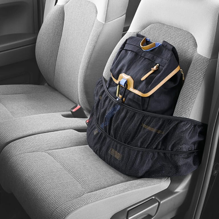 カーメイトのCZ502 座席につける荷物固定ネットの使用例｜「そうやって使うんだ？」「確かに理にかなってる…」あらゆる車種に対応。すぐに取り付けたいアイデア カーグッズを紹介