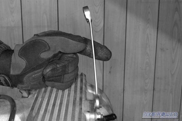 スパナでナットを外している|「これはすぐに試したい」「マジで外れた…」固く締まったナット、誰でもすぐに実践可能なの対処法。