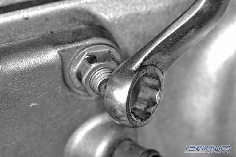 メガネレンチでナットを外す|「これはすぐに試したい」「マジで外れた…」固く締まったナット、誰でもすぐに実践可能なの対処法。