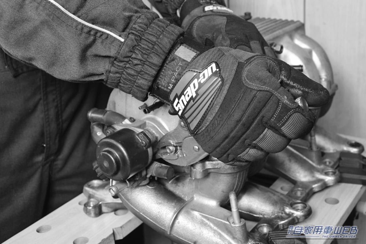 ロッキングプライヤーでナットを外している｜「マジで外れた…」「これは試したい」固く締まったナットの対処法。誰でもすぐに実践可能なテクニックを紹介。