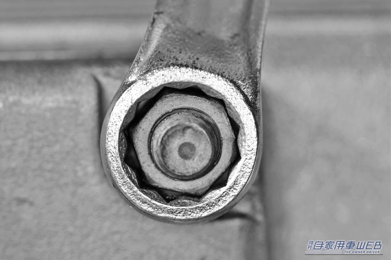 ｜「マジで外れた…」「これは試したい」固く締まったナットの対処法。誰でもすぐに実践可能なテクニックを紹介。