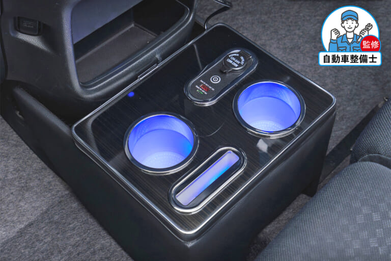 クラフトワークスのLEDコンソールボックス。｜「デッドスペースにスッポリ…」「コレは欲しい！」LEDライト搭載で車内が激変。スマホ充電もOK！ 便利なアイテムを紹介