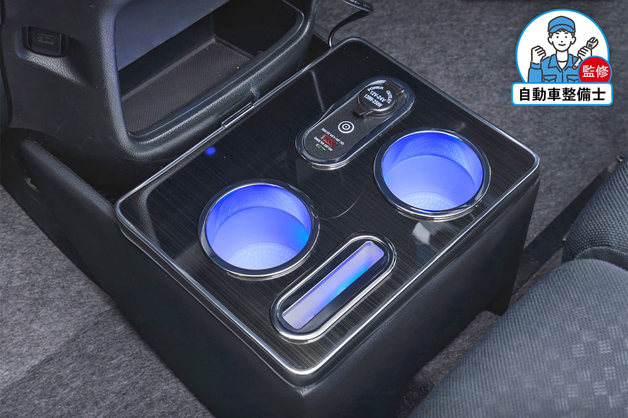 クラフトワークスのLEDコンソールボックス。|「デッドスペースにスッポリ…」「コレは欲しい!」LEDライト搭載で車内が激変。スマホ充電もOK! 便利なアイテムを紹介