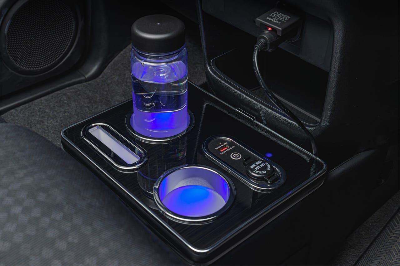 クラフトワークスのLEDコンソールボックス｜「デッドスペースにスッポリ…」「コレは欲しい！」LEDライト搭載で車内が激変。スマホ充電もOK！ 便利なアイテムを紹介