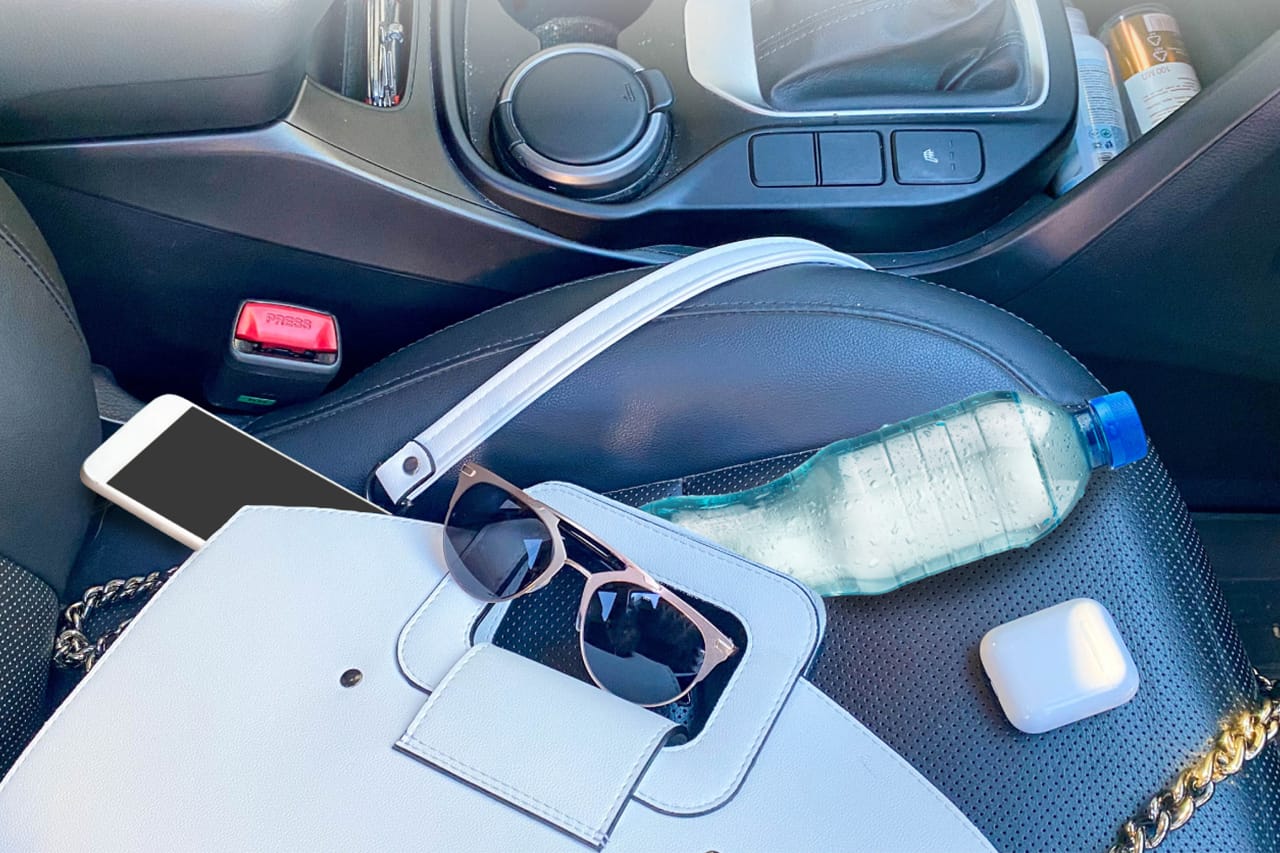 物が散乱した車内の画像｜「デッドスペースにスッポリ…」「コレは欲しい！」LEDライト搭載で車内が激変。スマホ充電もOK！ 便利なアイテムを紹介