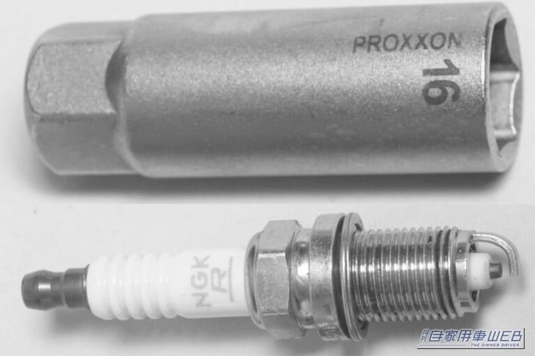 16mmのプラグレンチとスパークプラグ｜「実は、寿命は2〜3万km」「長寿命品なら10万kmまでOK」定期交換がオススメの超重要パーツ。ウチのクルマはどっちだっけ…？