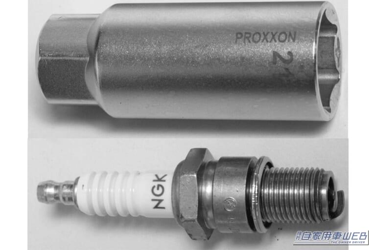 22mmのプラグレンチとスパークプラグ|「実は、寿命は2〜3万km」「長寿命品なら10万kmまでOK」定期交換がオススメの超重要パーツ。ウチのクルマはどっちだっけ…?