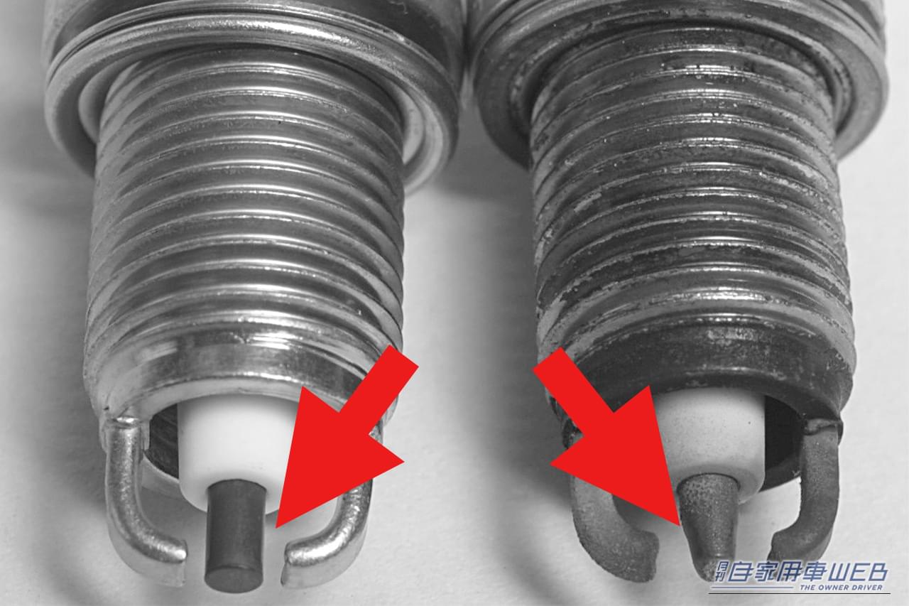 新品のスパークプラグ(左)と、使用後のスパークプラグ(右)の、電極部分の比較。|「実は、寿命は2〜3万km」「長寿命品なら10万kmまでOK」定期交換がオススメの超重要パーツ。ウチのクルマはどっちだっけ…?