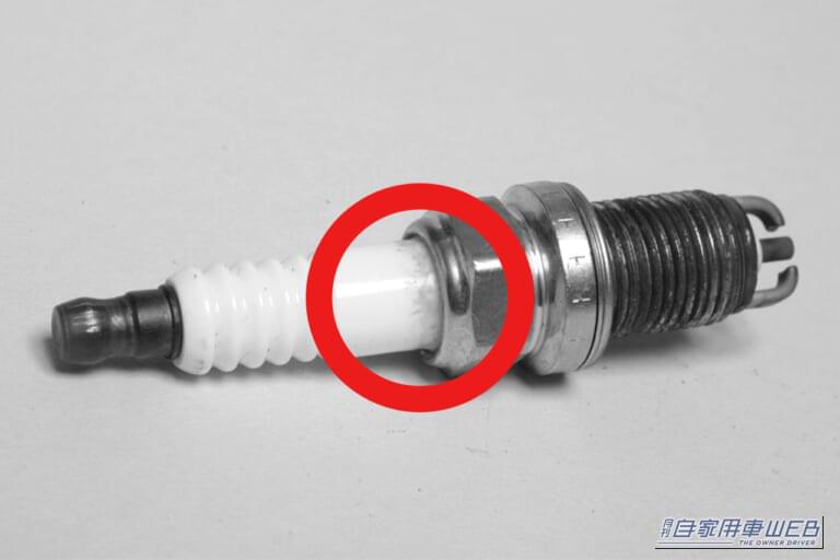 取り外したスパークプラグのガイシ部分の汚れ。|「実は、寿命は2〜3万km」「長寿命品なら10万kmまでOK」定期交換がオススメの超重要パーツ。ウチのクルマはどっちだっけ…?