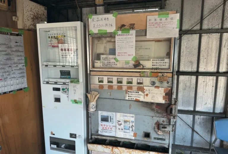 茨城県稲敷市にある、あらいやオートコーナー。｜「これは予想外だわ…」ほぼ廃墟の自販機にコインを投入したら、とんでもないものが出てきた！［ドライブでドコ行く？］