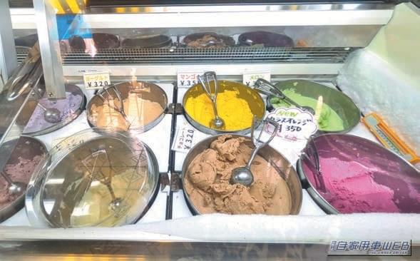 谷信菓子店のアイスのラインナップは約20種類｜「これは予想外だわ…」ほぼ廃墟の自販機にコインを投入したら、とんでもないものが出てきた！［ドライブでドコ行く？］