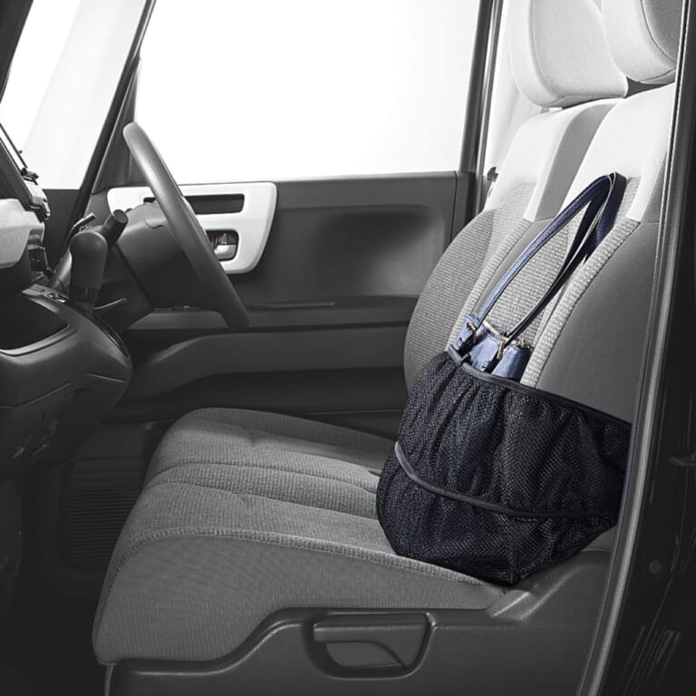 カーメイトのCZ502 座席につける荷物固定ネットの使用例｜「そうやって使うんだ？」「確かに理にかなってる…」あらゆる車種に対応。すぐに取り付けたいアイデア カーグッズを紹介