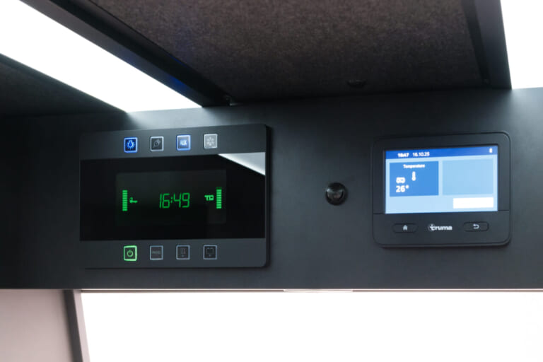 DA VINCI 6.0〈STAR WARS〉EDITIONの電源管理｜「車内がヤバい」「スゴすぎだろ…」超有名SF映画を再現したキャンピングカー！ クオリティがとんでもないレベルだと話題に。