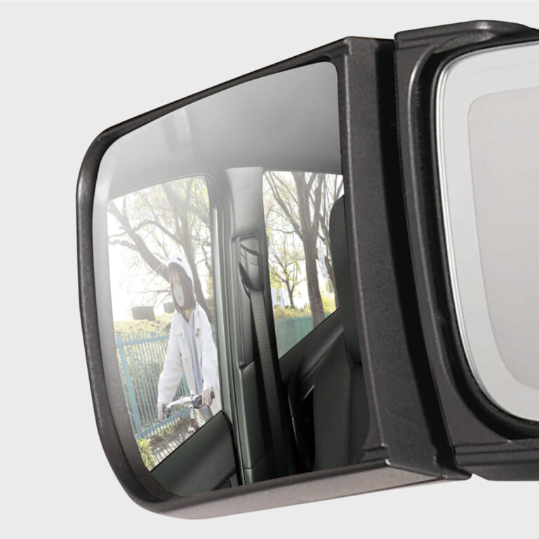 電子ルームミラーの死角に入った自転車も、しっかりと補足。|「そこに付けるんだ…?」「ピッタリはまるね」業界初のアイテムで運転の不安を解消! 使わないときは折り畳んで収納! アイデアカーグッズを紹介!