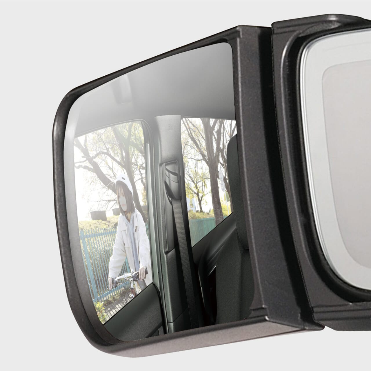 電子ルームミラーの死角に入った自転車も、しっかりと補足。|「そこに付けるんだ…?」「ピッタリはまるね」業界初のアイテムで運転の不安を解消! 使わないときは折り畳んで収納! アイデアカーグッズを紹介!