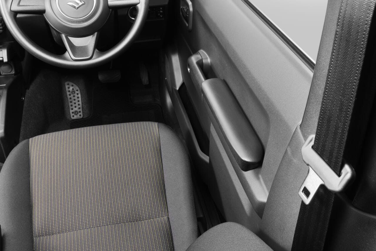 カーメイトのジムニー専用ドアアームレストを、運転席側に装着した状態。|「これは知らなかった…」ドライバーだけでなく同乗者にも恩恵。クルマのドアグリップの意外な活用方法。