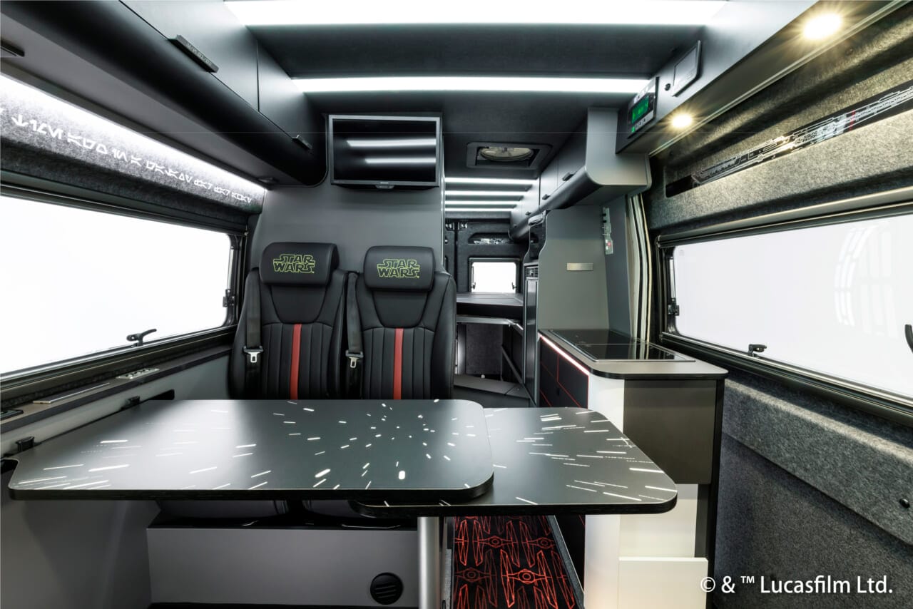 DA VINCI 6.0〈STAR WARS〉EDITIONの車内|「車内がヤバい」「スゴすぎだろ…」超有名SF映画を再現したキャンピングカー! クオリティがとんでもないレベルだと話題に。