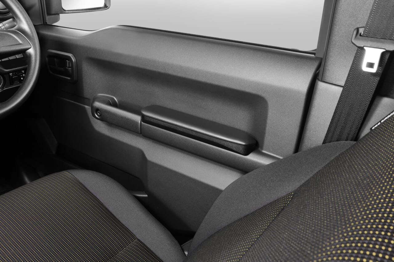 カーメイトのドアアームレストを装着した状態のジムニーのドア。|「これは知らなかった…」ドライバーだけでなく同乗者にも恩恵。クルマのドアグリップの意外な活用方法。