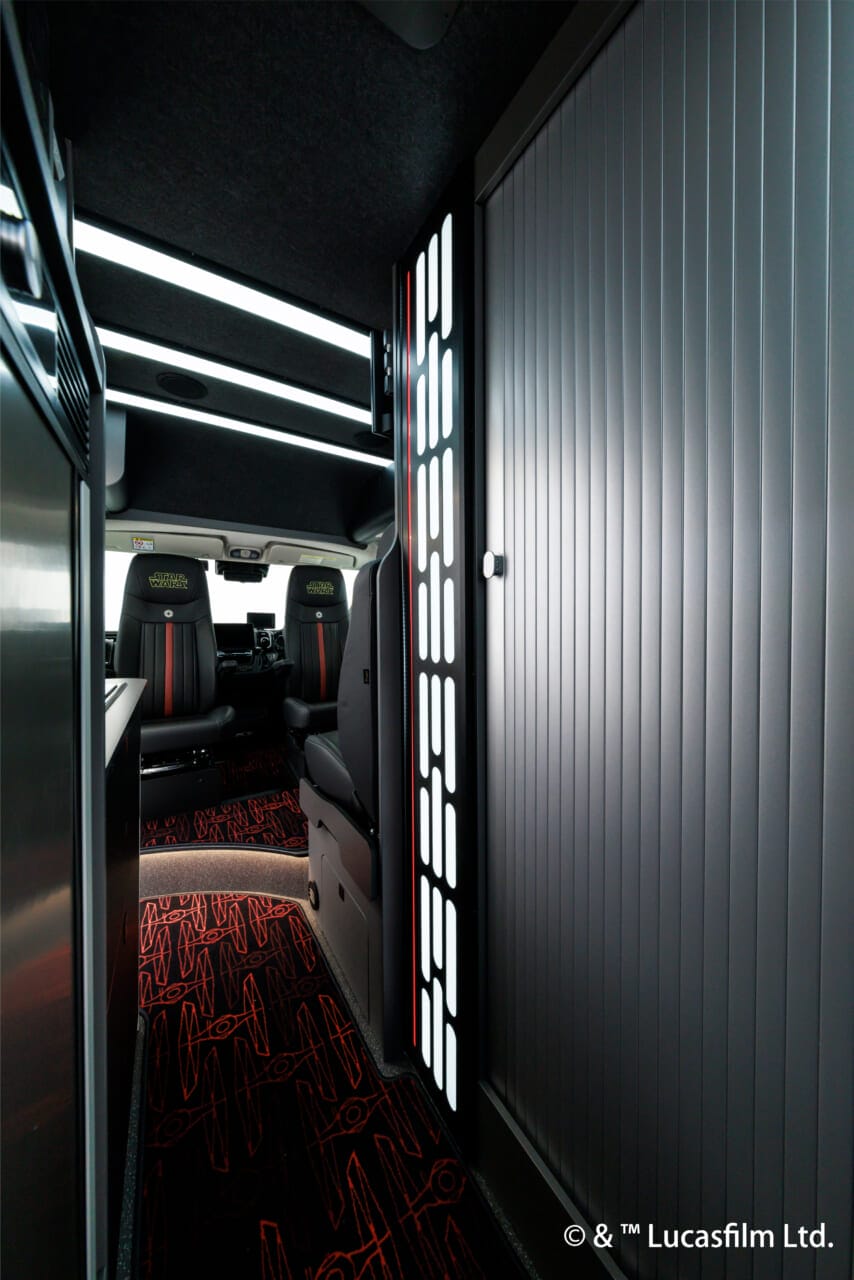 DA VINCI 6.0〈STAR WARS〉EDITIONの壁面照明|「車内がヤバい」「スゴすぎだろ…」超有名SF映画を再現したキャンピングカー! クオリティがとんでもないレベルだと話題に。