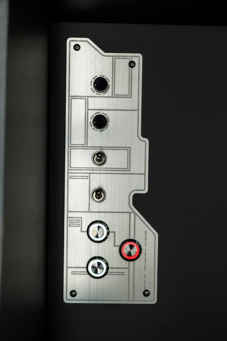 DA VINCI 6.0〈STAR WARS〉EDITIONのスイッチパネル｜「車内がヤバい」「スゴすぎだろ…」超有名SF映画を再現したキャンピングカー！ クオリティがとんでもないレベルだと話題に。