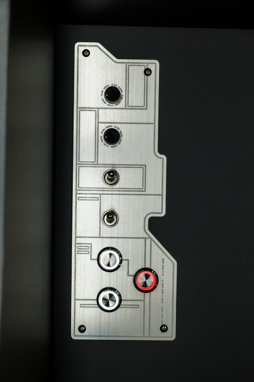 DA VINCI 6.0〈STAR WARS〉EDITIONのスイッチパネル|「車内がヤバい」「スゴすぎだろ…」超有名SF映画を再現したキャンピングカー! クオリティがとんでもないレベルだと話題に。