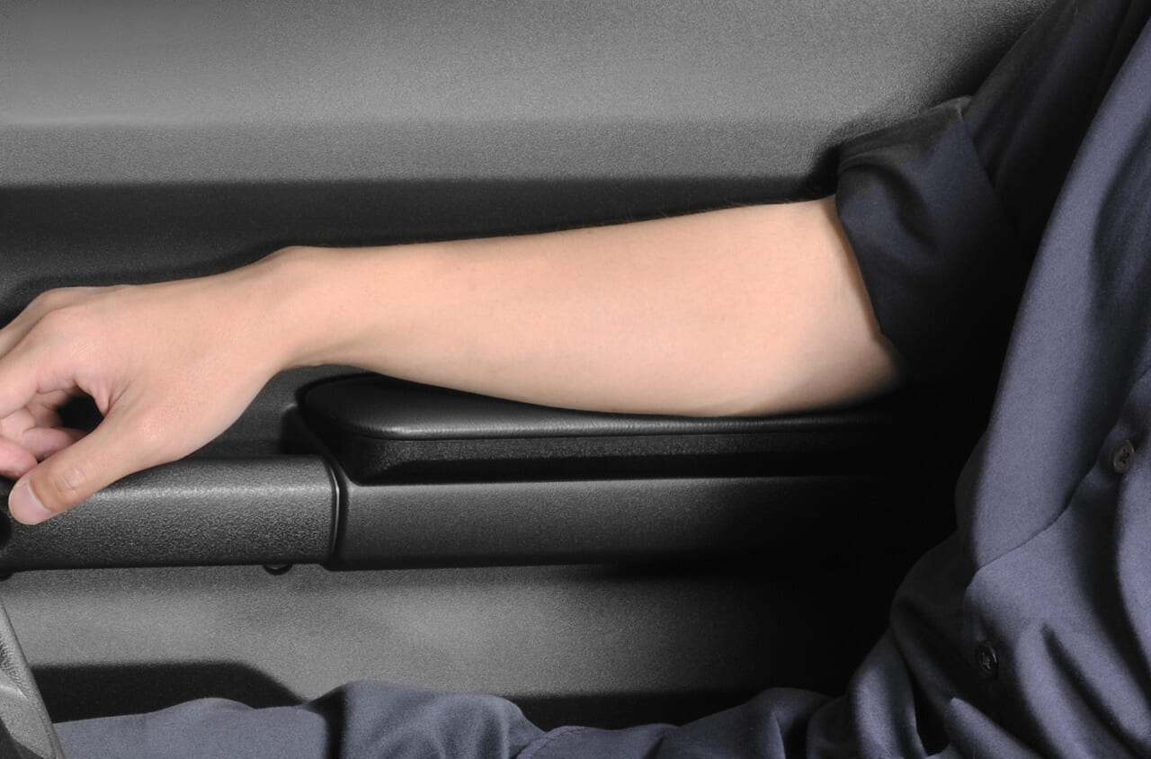 カーメイトのドアアームレストを装着した状態のジムニーのドア。|「これは知らなかった…」ドライバーだけでなく同乗者にも恩恵。クルマのドアグリップの意外な活用方法。